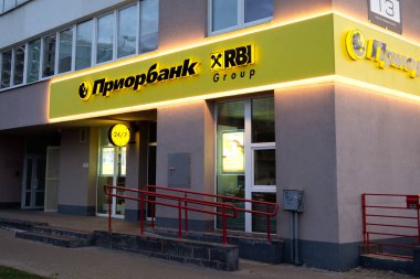 Minsk, BELARUS - 26 Ağustos 2021: Raiffeisen Priorbank Grubu 'nun idari binası. Bankacılık Endüstrisi. Finansal hizmetler