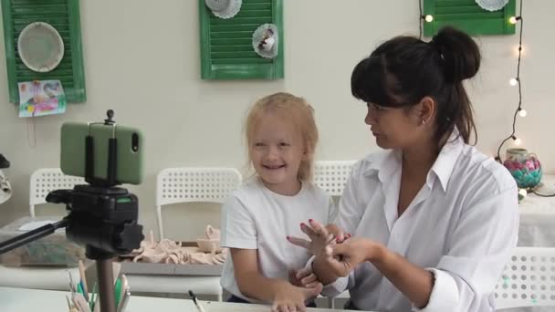 Töpferlehrerin im Kunststudio mit Töpferkurs für Keramik oder leitet einen Meisterkurs zur Herstellung keramischer Produkte. Influencer schaffen interessante Inhalte — Stockvideo