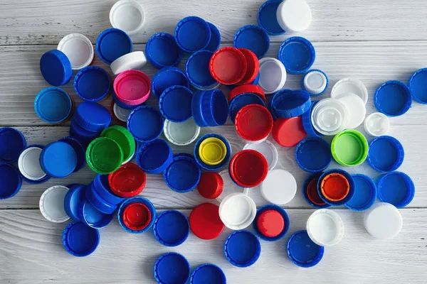 Classificando caseiros coloridos tampas de garrafa de plástico e tampas capturadas de cima, flat lay. Desperdício zero e seleção deliberada ecológica de lixo . — Fotografia de Stock