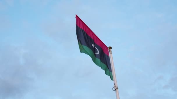 Die libysche Nationalflagge flattert im Wind — Stockvideo