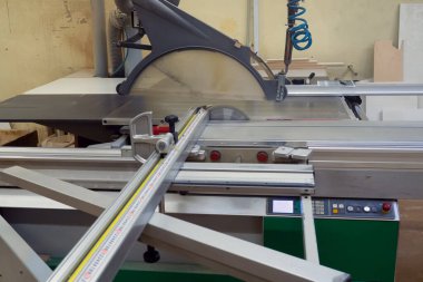 Ahşap kesme makinesi ve parçacık tahtası veya mobilya detaylarını üretmek için yonga makinesi. Modern otomatik ahşap işçiliği makinesi