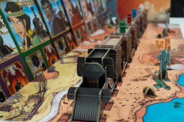 Minsk, BELARUS - 3 Kasım 2021: Trenli stratejik masa oyunu Colt Express. Arkadaşlar ya da aile eğlencesi.