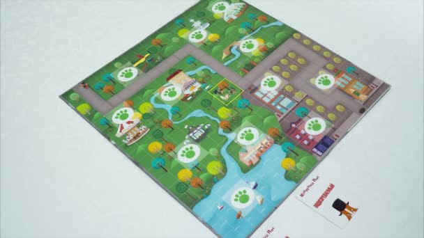 Minsk, BELARUS - 3 листопада 2021: Family board game Insidious Fox or Outfoxed. Пристосування кооперативної детективної гри. — стокове відео