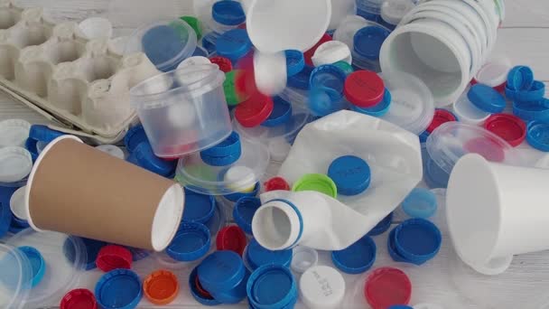 Używane plastikowe nakrętki do butelek i pokrywki do sortowania do recyklingu. celowe sortowanie koncepcji odpadu. — Wideo stockowe