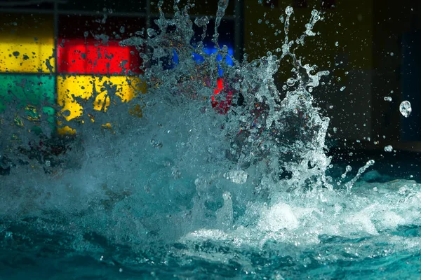 Salpicos de água na piscina de perto. — Fotografia de Stock