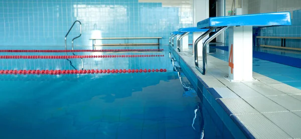 Plateforme de saut pour nager dans la piscine. Bloc de départ ou lieu dans la piscine. — Photo