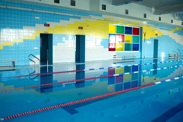 Interiör i den offentliga poolen. tom pool innan simning lektioner. — Stockfoto
