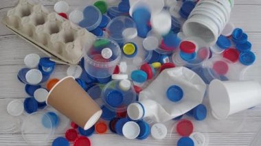 Geri dönüşüm için plastik şişe kapağı ve kapağı kullanılmış. Çöp konseptini kasıtlı sıralama.