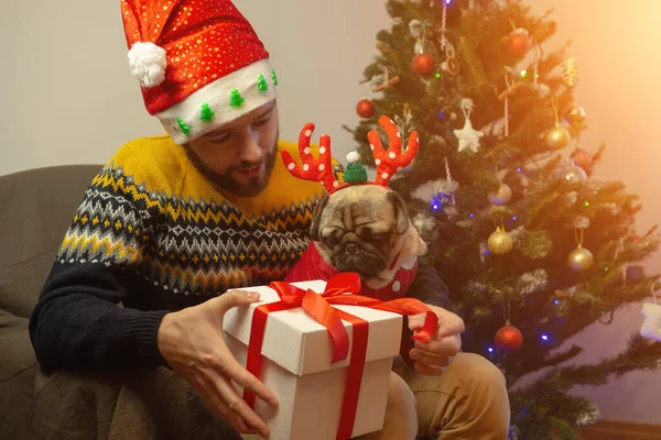 Célibataire Célibataire Avec Son Chiot Est Assis Près Sapin Noël — Photo