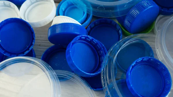 Ταξινόμηση Των Νοικοκυριών Χρωματιστά Πλαστικά Καπάκια Μπουκαλιών Και Καπάκια Συλλαμβάνονται — Φωτογραφία Αρχείου