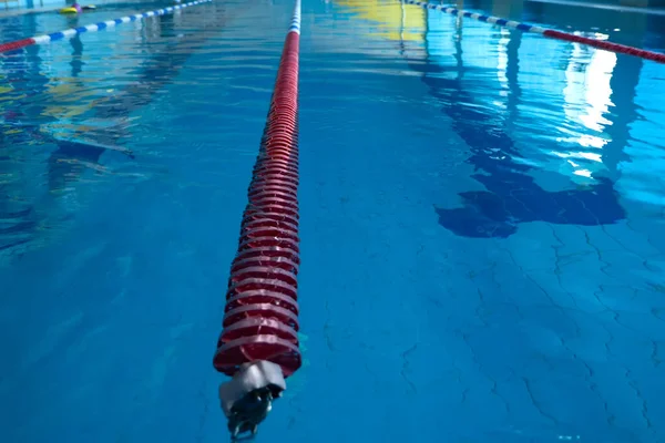 游泳池中的蓝色水池水和红色泳道标志 复制文本空间 — 图库照片