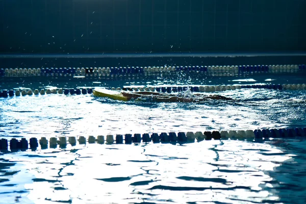 Nepoznatelné Dítě Plavání Freestyle Styl Školení Bazénu Stříkající Vodou — Stock fotografie