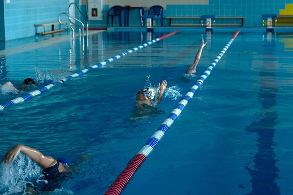 Trainingsschwimmen Pool Jugendliche Und Jungs Lernen Freistilschwimmen Mit Schwimmbrettern — Stockfoto