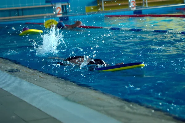 Entraînement Style Nage Libre Pour Enfants Méconnaissable Dans Une Piscine — Photo