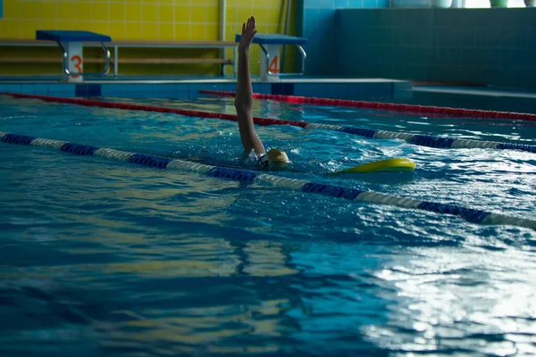 Entraînement Style Nage Libre Pour Enfants Méconnaissable Dans Une Piscine — Photo