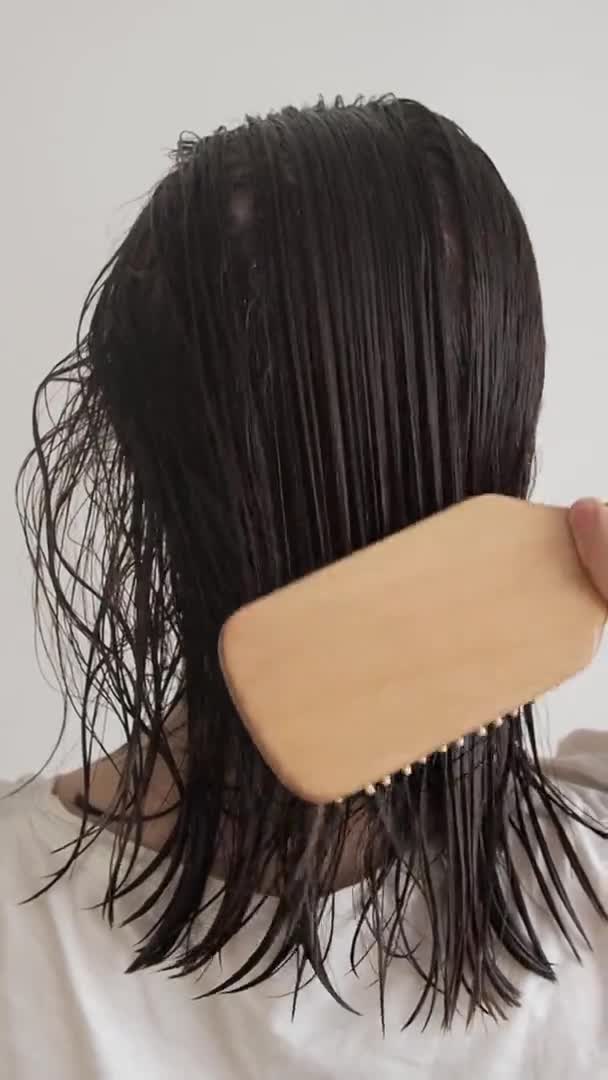 Kobieta Szczotkowanie Grzebienie Splątane Włosy Odżywką Prysznic Slow Motion Zamknij — Wideo stockowe