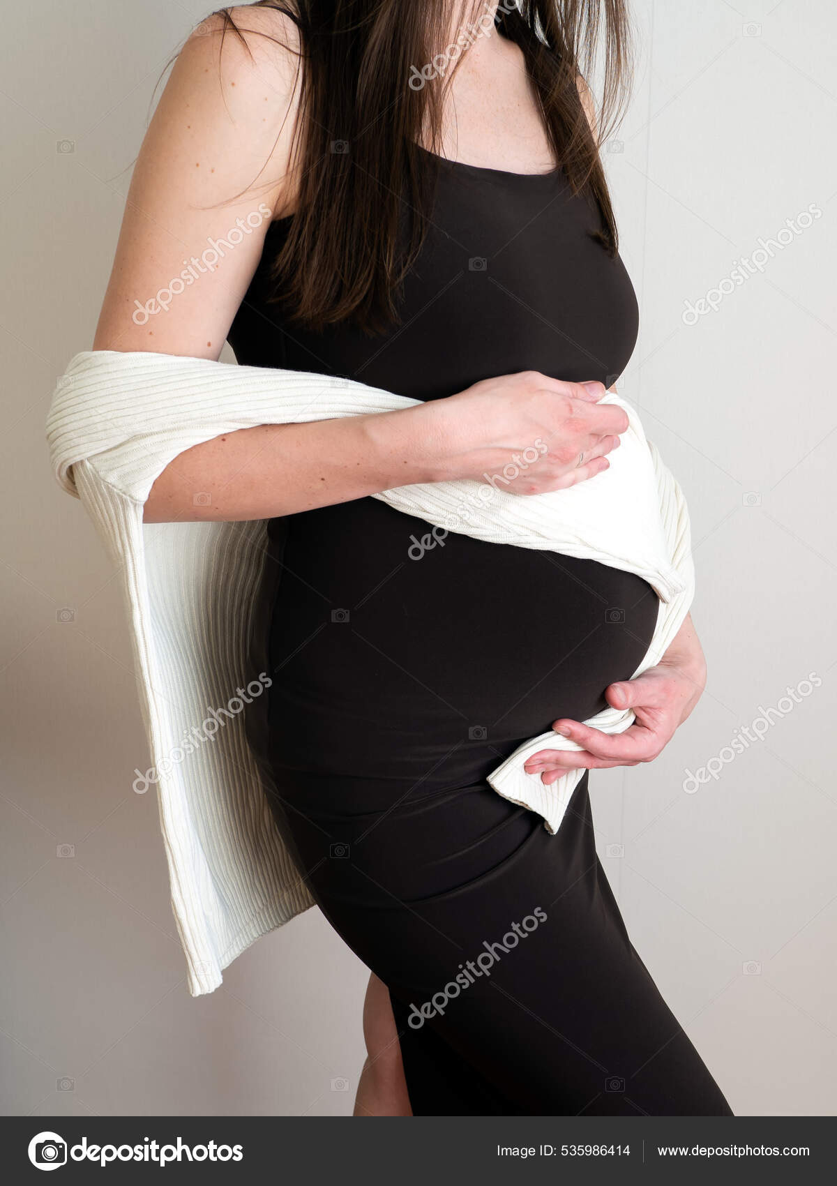 Vista lateral mujer embarazada elegante en vestido con vientre en las  manos. concepto de embarazo saludable. vertical.: fotografía de stock ©  Kallihora #535986414