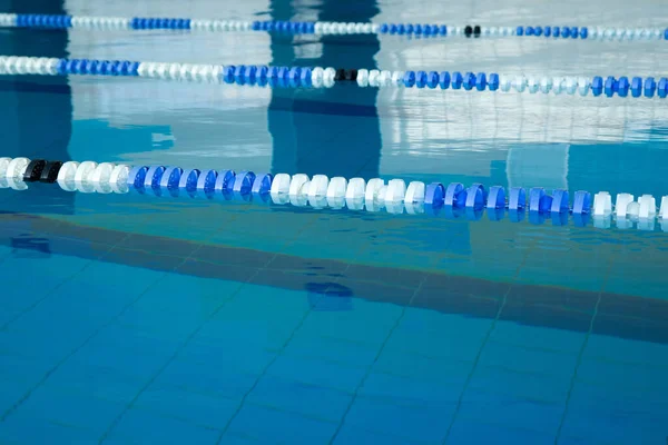 Contexte de l'eau et des marqueurs dans la piscine, gros plan — Photo