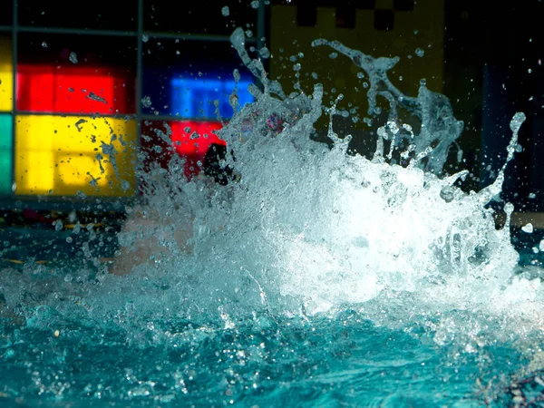 Salpicos de água na piscina de perto. — Fotografia de Stock