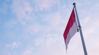 Endonezya Ulusal Bayrağı Mavi Arkaplanlı Havada Dalgalanıyor.