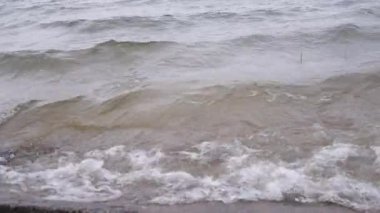 Issız vahşi mistik göl konsept görüntüleri. Rüzgarlı hava ve göldeki dalgalar. Nordic Style Doğa Ortamı.