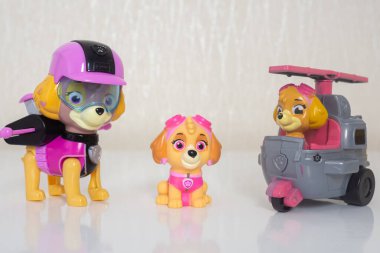 Minsk, Belarus - 9 Ocak 2022: Paw devriye ekibi. Pembe helikopterli kahraman Skye 'ın farklı minyatürleri.