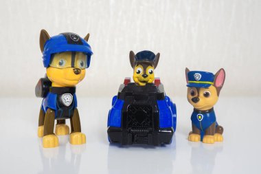 Minsk, Belarus - 9 Ocak 2022: Paw devriye ekibi. Mavi polis kamyonlu kahraman kovalamaca minyatürleri