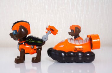 Minsk, Belarus - 9 Ocak 2022: Paw devriye ekibi. Kahraman Zuma 'nın turuncu hovercraft' lı farklı maketleri.