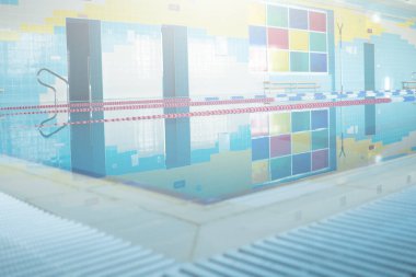 Halka açık yüzme havuzu. Yüzme derslerinden önce boş havuz.