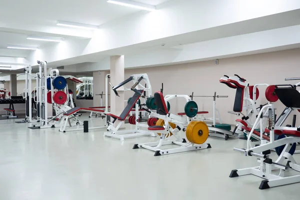 Fitnessraum modernes Fitnesscenter. Leere Halle mit Simulatoren auf verschiedenen Muskeln. — Stockfoto