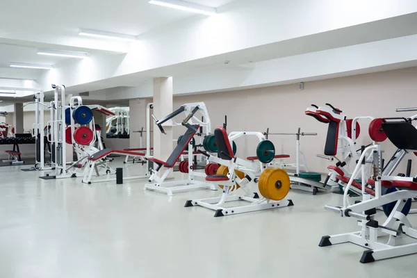 Gym moderne fitnesscentrum kamer. lege zaal met simulatoren op verschillende spieren. Stockfoto