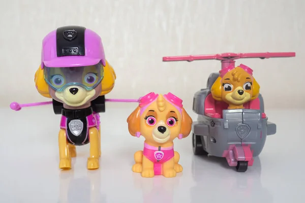 Minsk, Belarus - January 9, 2022: Paw patrol team. Different miniatures of hero Skye with pink helicopter — Stock Photo, Image