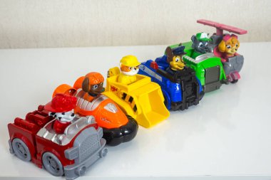 Minsk, Belarus - 1 Eylül 2020: peş peşe gelen arabalarda pati devriyesi. Animasyon serisinin kahramanlarının minyatürleri. özel ekipman ve araba.