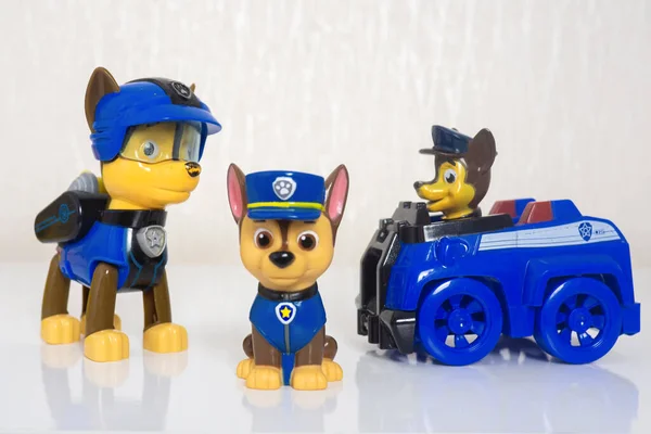 Minsk, Vitryssland - 9 januari 2022: Paw patrullteam. Miniatyrer av hjälte Chase med blå polisbil — Stockfoto