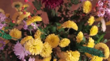 Renkli yabani çiçeklerden oluşan yakın plan bir buket. Seçici odak, yüzeysel alan derinliği.