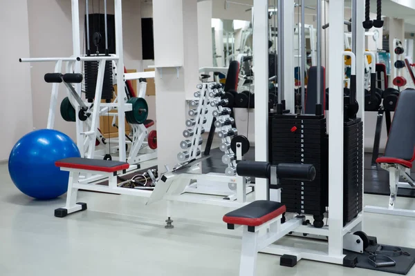 Gym moderne fitnesscentrum kamer. lege zaal met simulatoren op verschillende spieren. — Stockfoto