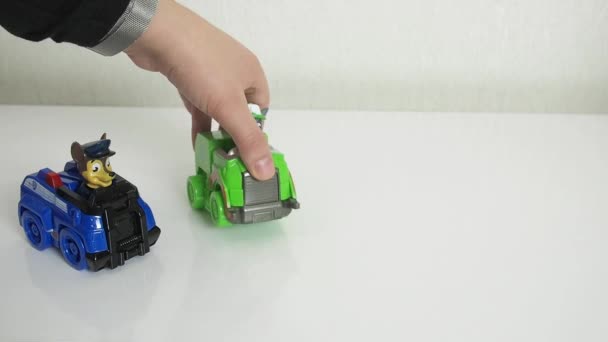 Minsk, Bielorussia - 1 settembre 2020: Paw patrol team in cars in a row. miniature di eroi della serie animata — Video Stock