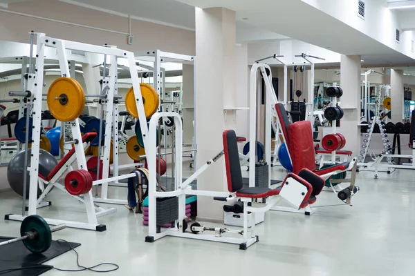 Posilovna moderní fitness centrum pokoj. prázdná hala se simulátory na různých svalech. — Stock fotografie