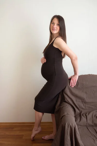 Cantik dan seksi hamil wanita muda dalam gaun panjang penuh. ibu yang bahagia dan sehat dan kehamilan yang mudah. vertikal . — Stok Foto