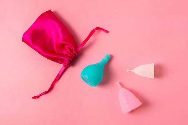 Menstruele siliconen cups verschillende kleuren, vormen en capaciteit voor menstruatiecyclus. Duurzame en comfortabele menstruatiecyclusperioden. Herbruikbare milieuvriendelijke en afvalvrije hygiëneproducten Stockfoto