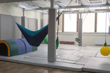 Duyusal bütünleşme odası çocuklar için merkezde.