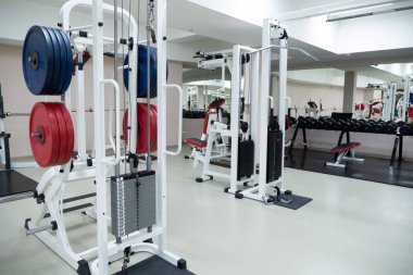 Spor salonu, modern fitness salonu. Farklı kaslarda simülatörleri olan boş bir salon..