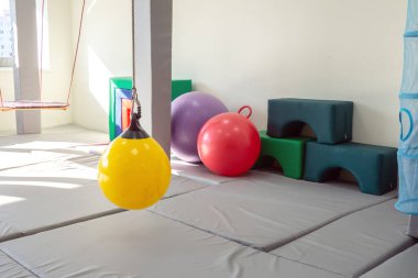 Duyusal bütünleşme odası çocuklar için merkezde.