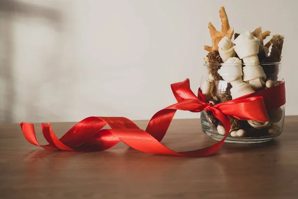 Gâteries naturelles séchées pour animaux de compagnie en pot cadeau. Fournitures pour animaux. — Photo