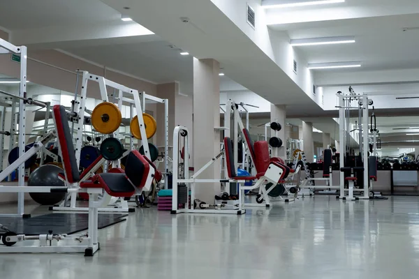 Тренажерный зал современный фитнес-центр. пустой зал с тренажерами на разных мышцах. Стоковое Фото
