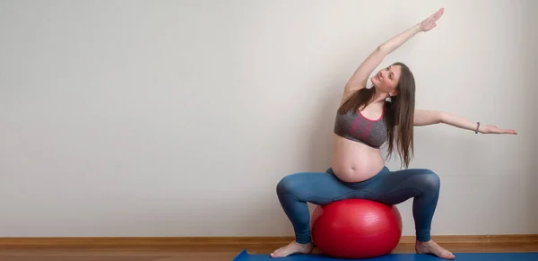 Donna incinta di idoneità sana che fa l'allenamento di yoga sulla stuoia di yoga. concetto di gravidanza sana e attiva. — Foto Stock