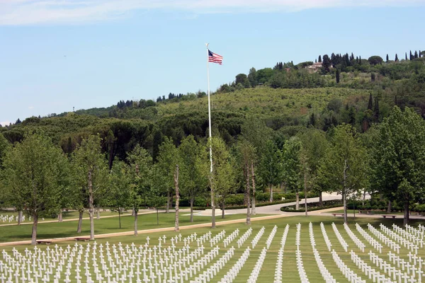 Extensão Cruzes Solenes Campo Verde Cemitério Comemorativo Soldados Americanos Que — Fotografia de Stock