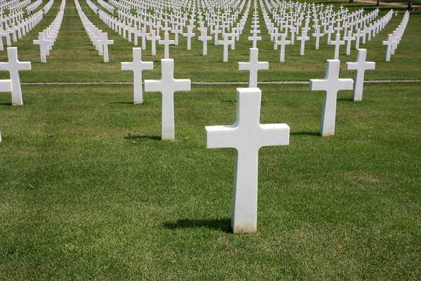 Floransa 'da 2. Dünya Savaşı' nda ölen Amerikan askerlerinin anısına dikilen yeşil alanda kutsal haçların yayılması.