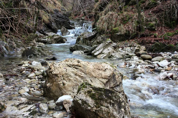 Hideg Víz Áramlása Egy Patakban Egy Őszi Erdő Sziklái Között — Stock Fotó