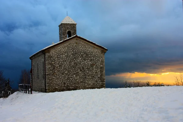 Rústica Iglesia Provincial Piedra Frío Nieve Blanca Las Montañas Toscana —  Fotos de Stock